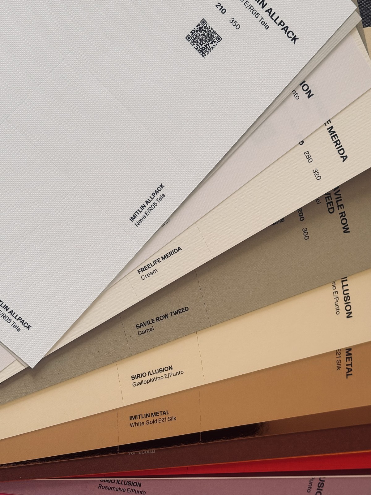 Gros plan sur les échantillons de papiers et supports de la plaquette